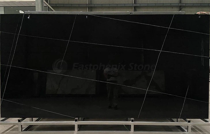 Czarne, wielkoformatowe płyty kamienne ze spiekanego kamienia