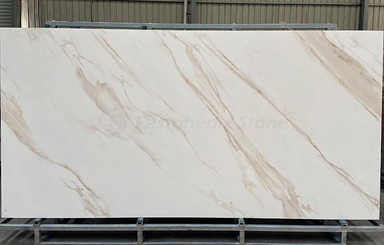 Marmurowa płyta ze spiekanego kamienia na całe ciało