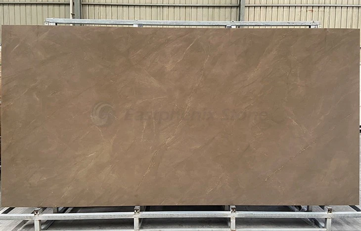 Kompaktowa powierzchnia kamienia spiekanego kontra kwarc