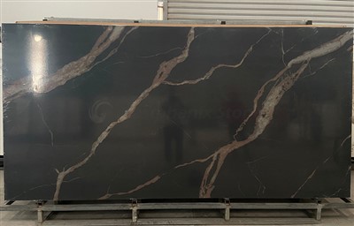 Kamień spiekany z żyłkami całego ciała